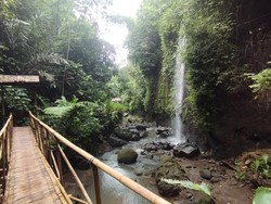 Jembatan bambu menuju Air Terjun Tibumana. Pengunjung akan melalui dua jembatan bambu sebelum mencapai objek wisata itu. Air Terjun Tibumana buka sejak pukul 07.00 Wita dan tutup pada pukul 19.00 Wita.