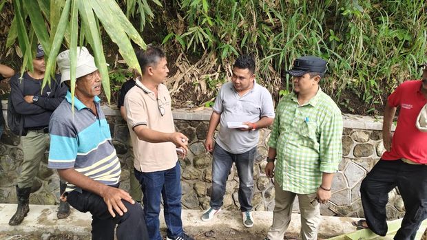 Kadis Perkim Sendi Apriadi meninjau lokasi jembatan darurat Tarisi yang hanyut, pastikan pembangunan jembatan permanen tetap berjalan sesuai jadwal. Kadis Perkim Sendi Apriadi meninjau lokasi jembatan darurat Tarisi yang hanyut, pastikan pembangunan jembatan permanen tetap berjalan sesuai jadwal.