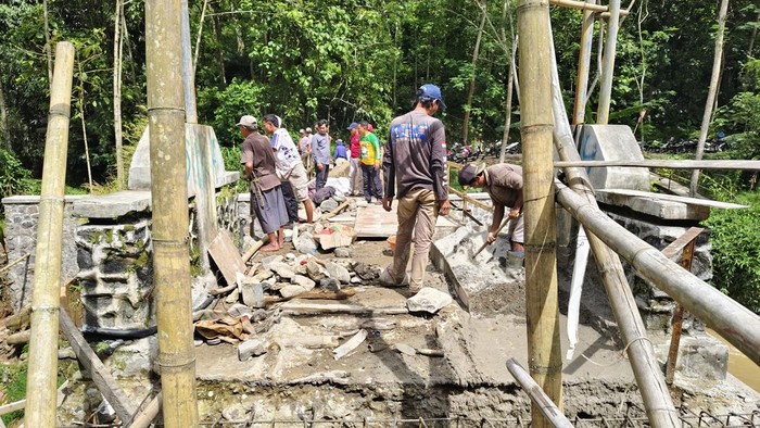 Kadis Perkim Sendi Apriadi meninjau lokasi jembatan darurat Tarisi yang hanyut, pastikan pembangunan jembatan permanen tetap berjalan sesuai jadwal.