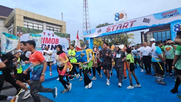 Kapolda Riau Irjen Herry Heryawan flag off Brimob Run 2025 (Amelia/detikcom)