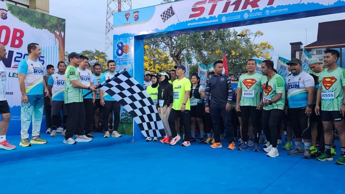 Kapolda Riau Irjen Herry Heryawan flag off Brimob Run 2025 (Amelia/detikcom)