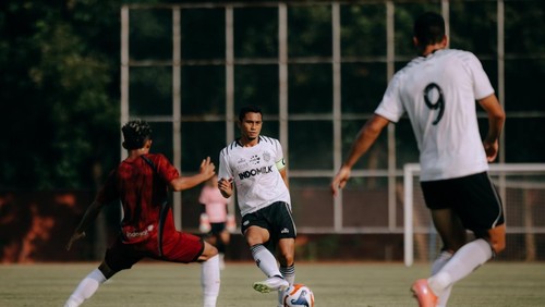 Kapten Bali United, Ricky Fajrin (oper bola) putih saat melawan Persis Solo dalam pra musim di Lapangan UNS, Surakarta.