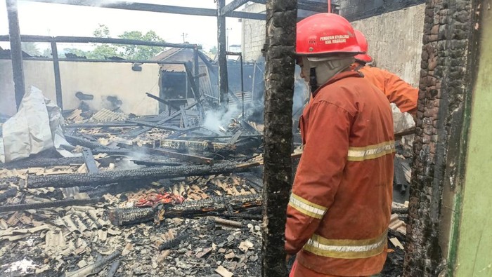 Pemadam kebakaran saat menjinakkan api yang membakar sebuah rumah di Grabag, Magelang, Sabtu (22/11/2025).