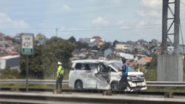 Kecelakaan di Semarang Penampakan truk serta Alphard yang terlibat kecelakaan di Tol Gayamsari, Kota Semarang, Sabtu (22/11/2025).