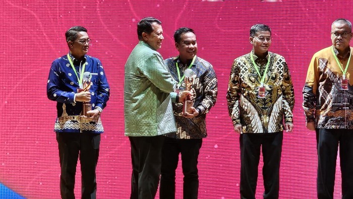 Kepala Dinas Kelautan dan Perikanan Provinsi Jatim menerima Bhumandala Award 2025.