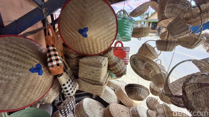 Kerajinan tangan dari rotan yang menjadi oleh-oleh dari Pagar Alam