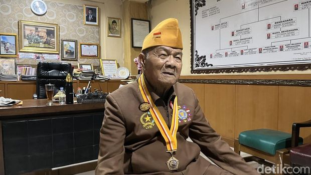 Ketua LVRI Bali, I Gusti Bagus Saputera saat ditemui detikBali di Kantor LVRI Bali, Denpasar, Senin (17/11/2025).