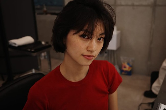 Mantan personel grup KPop I.O.I dan Weki Meki, Kim Doyeon selama ini identik dengan rambut panjang. Namun, ia memutuskan untuk mencoba potongan rough bob, yang mempertegas fitur wajahnya. Foto: Instagram