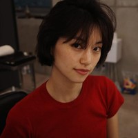 Mantan personel grup KPop I.O.I dan Weki Meki, Kim Doyeon selama ini identik dengan rambut panjang. Namun, ia memutuskan untuk mencoba potongan rough bob, yang mempertegas fitur wajahnya. Foto: Instagram