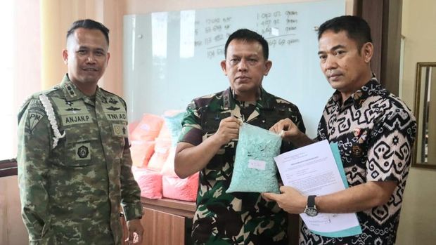 Kodim 0411/KM menyerahkan barang bukti 194.631 butir pil ekstasi yang ditemukan di lokasi mobil kecelakaan di Tol Trans Sumatra Km 136 ke Polda Lampung. (dok Pendim 0411/KM)