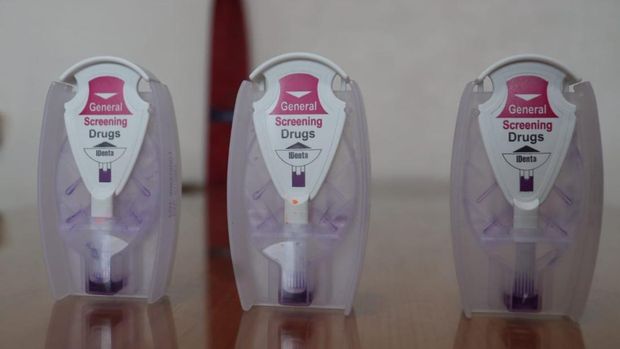 Kodim 0411/KM menyerahkan barang bukti 194.631 butir pil ekstasi yang ditemukan di lokasi mobil kecelakaan di Tol Trans Sumatra Km 136 ke Polda Lampung. (dok Pendim 0411/KM)