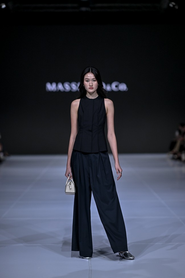 Pada keikusertaannya di JFW 2026, Masshiro&Co. kembali menegaskan tujuan utama yang telah mereka bawa sejak 2015: memudahkan keseharian penggunanya melalui desain esensial yang relevan lintas waktu, usia, hingga bentuk tubuh. (Foto: Dandy Hendrata/Jakarta Fashion Week)