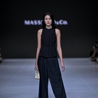 Pada keikusertaannya di JFW 2026, Masshiro&Co. kembali menegaskan tujuan utama yang telah mereka bawa sejak 2015: memudahkan keseharian penggunanya melalui desain esensial yang relevan lintas waktu, usia, hingga bentuk tubuh. (Foto: Dandy Hendrata/Jakarta Fashion Week)