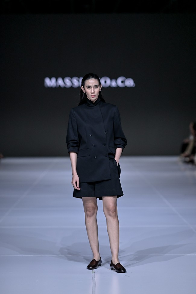 Untuk menegaskan filosofi creative simplicity, Masshiro&Co. menggandeng sejumlah brand lokal dengan kualitas craftsmanship tinggi. ROUNN menghadirkan tas dengan detail halus dan struktur kokoh; Mario Minardi melengkapi tampilan dengan footwear elegan; dan Project Soul menambahkan sentuhan modern melalui lini eyewear. (Foto: Dandy Hendrata/Jakarta Fashion Week)