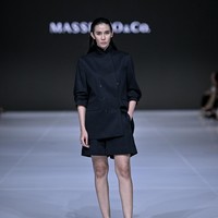 Untuk menegaskan filosofi creative simplicity, Masshiro&Co. menggandeng sejumlah brand lokal dengan kualitas craftsmanship tinggi. ROUNN menghadirkan tas dengan detail halus dan struktur kokoh; Mario Minardi melengkapi tampilan dengan footwear elegan; dan Project Soul menambahkan sentuhan modern melalui lini eyewear. (Foto: Dandy Hendrata/Jakarta Fashion Week)