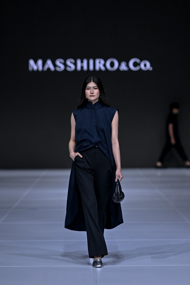 Palet kemudian bergerak ke Deep Navy, dengan kesan tenang dan dalam, sebelum ditutup elegan oleh Black, yang menegaskan karakter timeless keseluruhan koleksi. Perjalanan warna ini menjadi narasi visual tentang bagaimana brand berkembang. Stabil sekaligus selalu bergerak, sederhana tapi tidak pernah statis. (Foto: Dandy Hendrata/Jakarta Fashion Week)