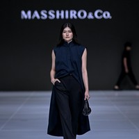 Palet kemudian bergerak ke Deep Navy, dengan kesan tenang dan dalam, sebelum ditutup elegan oleh Black, yang menegaskan karakter timeless keseluruhan koleksi. Perjalanan warna ini menjadi narasi visual tentang bagaimana brand berkembang. Stabil sekaligus selalu bergerak, sederhana tapi tidak pernah statis. (Foto: Dandy Hendrata/Jakarta Fashion Week)