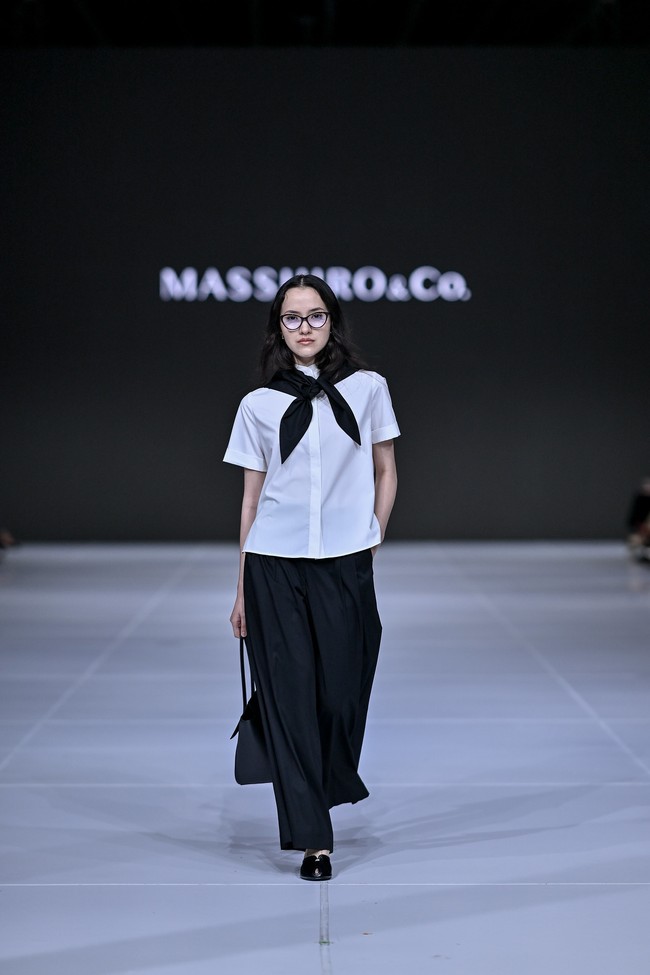 Bagi penggemar lama, beberapa detail terasa familiar dan membangkitkan nostalgia terhadap potongan favorit yang pernah dicintai. Namun reinterpretasi baru yang lebih relevan dengan kebutuhan era kini membuat setiap look tampil segar dan kontemporer, sebuah bentuk dialog antara masa lalu dan masa kini. (Foto: Dandy Hendrata/Jakarta Fashion Week)