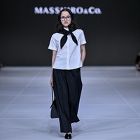 Bagi penggemar lama, beberapa detail terasa familiar dan membangkitkan nostalgia terhadap potongan favorit yang pernah dicintai. Namun reinterpretasi baru yang lebih relevan dengan kebutuhan era kini membuat setiap look tampil segar dan kontemporer, sebuah bentuk dialog antara masa lalu dan masa kini. (Foto: Dandy Hendrata/Jakarta Fashion Week)