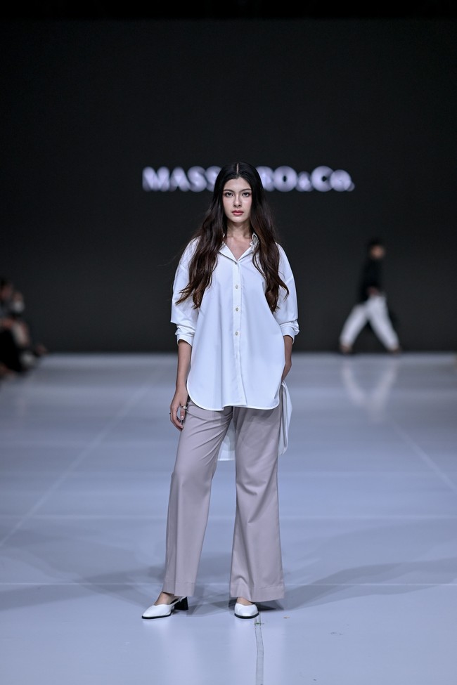 Dengan tagline “One less decision, every day”, koleksi Anniversary Edit menjadi lanjutan perjalanan mereka dalam menawarkan solusi berpakaian yang proper, nyaman, dan menyatu dengan rutinitas modern. (Foto: Dandy Hendrata/Jakarta Fashion Week)