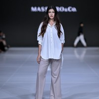 Dengan tagline “One less decision, every day”, koleksi Anniversary Edit menjadi lanjutan perjalanan mereka dalam menawarkan solusi berpakaian yang proper, nyaman, dan menyatu dengan rutinitas modern. (Foto: Dandy Hendrata/Jakarta Fashion Week)