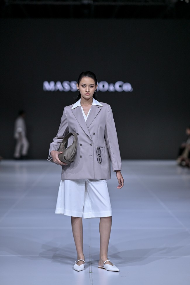 Transisi menuju Light Grey, warna kejutan yang muncul khusus untuk koleksi Anniversary sehingga memberikan kesan celebratory tapi tetap refined. (Foto: Dandy Hendrata/Jakarta Fashion Week)