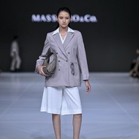 Transisi menuju Light Grey, warna kejutan yang muncul khusus untuk koleksi Anniversary sehingga memberikan kesan celebratory tapi tetap refined. (Foto: Dandy Hendrata/Jakarta Fashion Week)