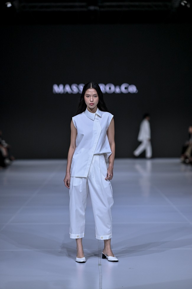 Fashion show dibuka dengan dominasi White, warna fundamental Masshiro&Co. yang merepresentasikan kemurnian dan identitas inti brand. (Foto: Dandy Hendrata/Jakarta Fashion Week)