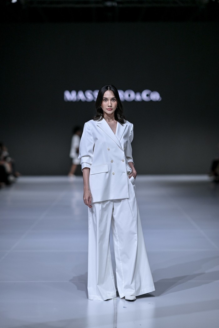 Koleksi Masshiro & co. di Jakarta Fashion Week 2026. Busana monokrom hitam dan putih mendominasi.