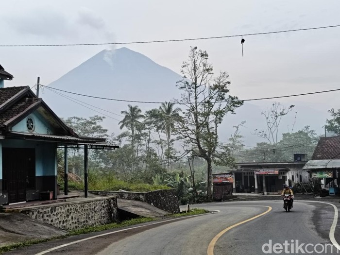 Kondisi Gunung Semeru pagi ini
