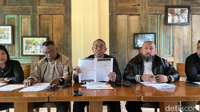 Kuasa Hukum Rani, Agustinus Nahak, saat jumpa pers di Denpasar, Sabtu (22/11/2025).