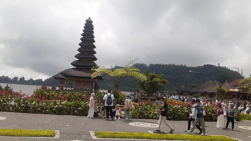 Kunjungan wisatawan di DTW Ulun Danu Beratan, Kecamatan Baturiti, Tabanan meningkat hingga 80 persen dari hari biasa saat Umanis Galungan, Kamis (20/11/2025).