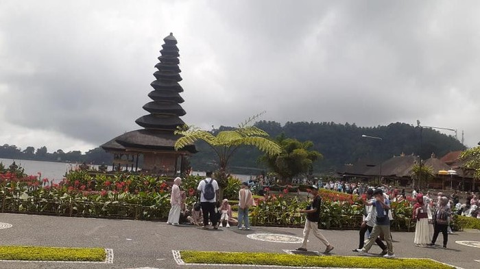 Kunjungan wisatawan di DTW Ulun Danu Beratan, Kecamatan Baturiti, Tabanan meningkat hingga 80 persen dari hari biasa saat Umanis Galungan, Kamis (20/11/2025).