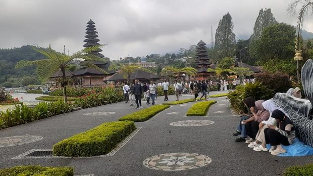 Kunjungan wisatawan di DTW Ulun Danu Beratan, Kecamatan Baturiti, Tabanan meningkat hingga 80 persen dari hari biasa saat Umanis Galungan, Kamis (20/11/2025). Kunjungan wisatawan di DTW Ulun Danu Beratan, Kecamatan Baturiti, Tabanan meningkat hingga 80 persen dari hari biasa saat Umanis Galungan, Kamis (20/11/2025).