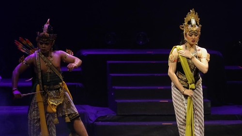 Pemain mementaskan wayang orang berjudul Duta Pancawati di Gedung Kesenian Cak Durasim, Surabaya, Jawa Timur, Sabtu (22/11/2025). Pertunjukan wayang orang itu merupakan rangkaian kegiatan Pekan Wayang Jawa Timur 2025 yang digelar dalam rangka Hari Wayang Nasional. ANTARA FOTO/Didik Suhartono/rwa.