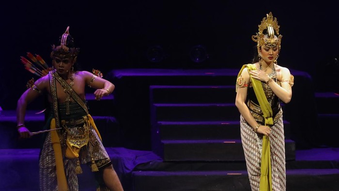 Pemain mementaskan wayang orang berjudul Duta Pancawati di Gedung Kesenian Cak Durasim, Surabaya, Jawa Timur, Sabtu (22/11/2025). Pertunjukan wayang orang itu merupakan rangkaian kegiatan Pekan Wayang Jawa Timur 2025 yang digelar dalam rangka Hari Wayang Nasional. ANTARA FOTO/Didik Suhartono/rwa.