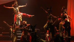 Sejumlah pemain memperagakan aksi dramatik di panggung Cak Durasim, menampilkan kekayaan seni tradisi. Foto: ANTARA FOTO/Didik Suhartono