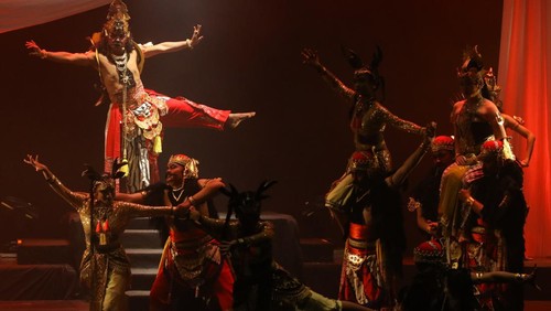 Pemain mementaskan wayang orang berjudul Duta Pancawati di Gedung Kesenian Cak Durasim, Surabaya, Jawa Timur, Sabtu (22/11/2025). Pertunjukan wayang orang itu merupakan rangkaian kegiatan Pekan Wayang Jawa Timur 2025 yang digelar dalam rangka Hari Wayang Nasional. ANTARA FOTO/Didik Suhartono/rwa.