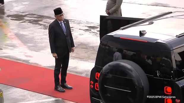 Land Rover Defender 130 jemput Gibran di Afsel