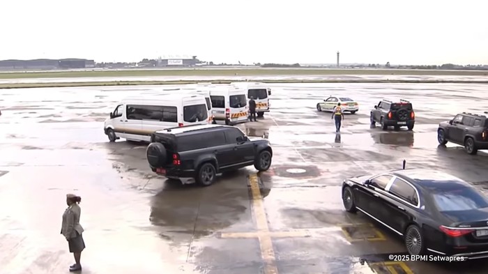 Land Rover Defender 130 jemput Gibran di Afsel