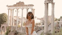 Italia memang penuh pesona. Sanly juga berkunjung ke Roma untuk menikmati pemandangan bangunan-bangunan abad pertengahan. (Instagram)