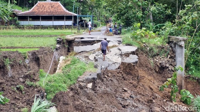 Lokasi jalan amblas di Kedungmiri, Sriharjo, Imogiri, Bantul, ramai didatangi warga, Sabtu (22/11/2025).