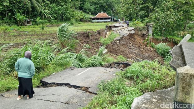 Lokasi jalan amblas di Kedungmiri, Sriharjo, Imogiri, Bantul, ramai didatangi warga, Sabtu (22/11/2025). Lokasi jalan amblas di Kedungmiri, Sriharjo, Imogiri, Bantul, ramai didatangi warga, Sabtu (22/11/2025).