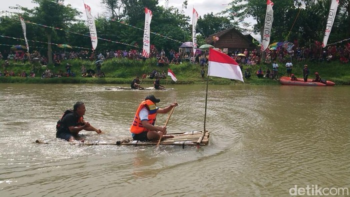 Lomba perahu Getek di  sungai Lika Liku,Trenggalek
