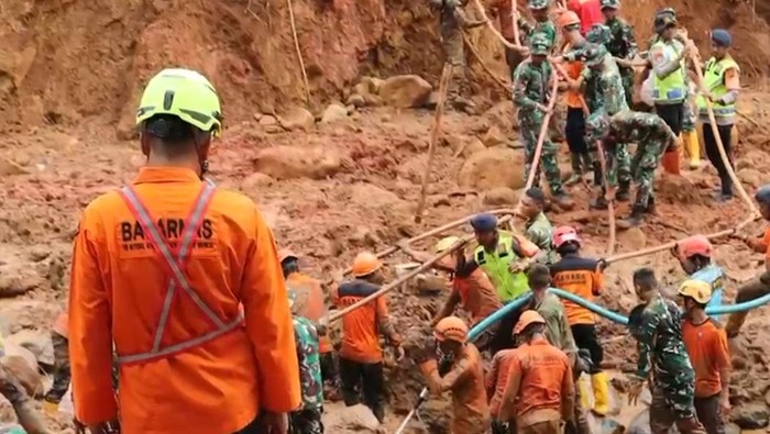Tim SAR gabungan melakukan operasi pencarian korban longsor Desa Cibeunying, Kecamatan Majenang, Kabupaten Cilacap, Sabtu (22/11/2025).