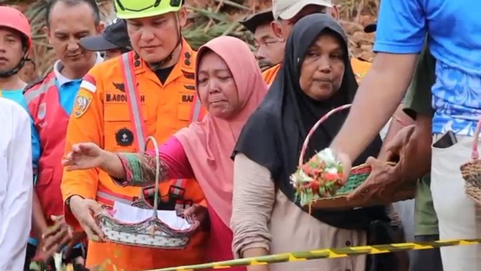Tim SAR gabungan bersama keluarga korban longsor Desa Cibeunying, Kecamatan Majenang, Kabupaten Cilacap, melakukan tabur bunga usai operasi pencarian resmi dihentikan, Sabtu (22/11/2025).