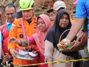 Keluarga 2 Korban Longsor Cilacap yang Tak Ketemu-Tim SAR Gelar Tabur Bunga