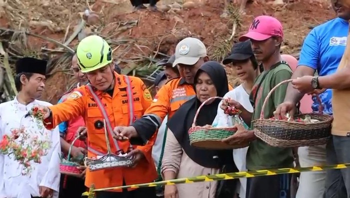 Tim SAR gabungan bersama keluarga korban longsor Desa Cibeunying, Kecamatan Majenang, Kabupaten Cilacap, melakukan tabur bunga usai operasi pencarian resmi dihentikan, Sabtu (22/11/2025).