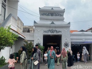Mahasiswa Asing Kagumi Arsitektur dan Kisah Wali Songo di Ampel
