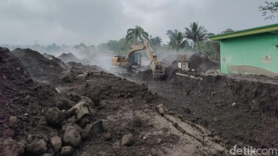 Potret Alat Berat Bersihkan Sisa Material Erupsi Gunung Semeru